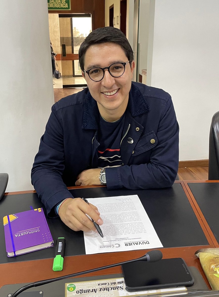 ¡Estamos en el recinto! Una alegría poder trabajar un semestre más por los vallecaucanos y los colombianos.

Este semestre vamos con toda

📖Sacaremos adelante 7 iniciativas legislativas.
🏗️Priorizaremos la realización de 5 gestiones en salud, educación y cultura.

Y tendremos la…