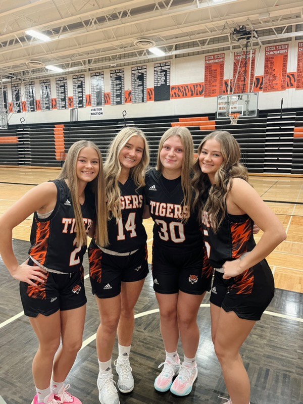 LCTigerGBB's tweet image. Game #26 - Tigers (12-13) host Cannon Falls   
8th - 4:30 pm,  9th - 5:45 pm,  Varsity - 7:15 pm
We will also honor these amazing Seniors tonight!
