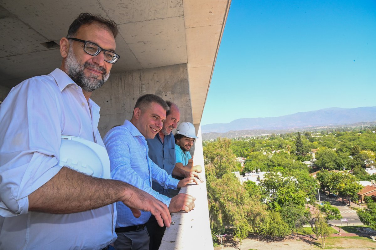 diegocostarelli's tweet photo. 🏥El nuevo Sanatorio de la Trinidad Mendoza está en Godoy Cruz y será una realidad. Visitamos esta gran obra de Galeno, que contará con 4 pisos y estará preparada para atender casos de alta complejidad médica. https://t.co/3SflwrzOKT