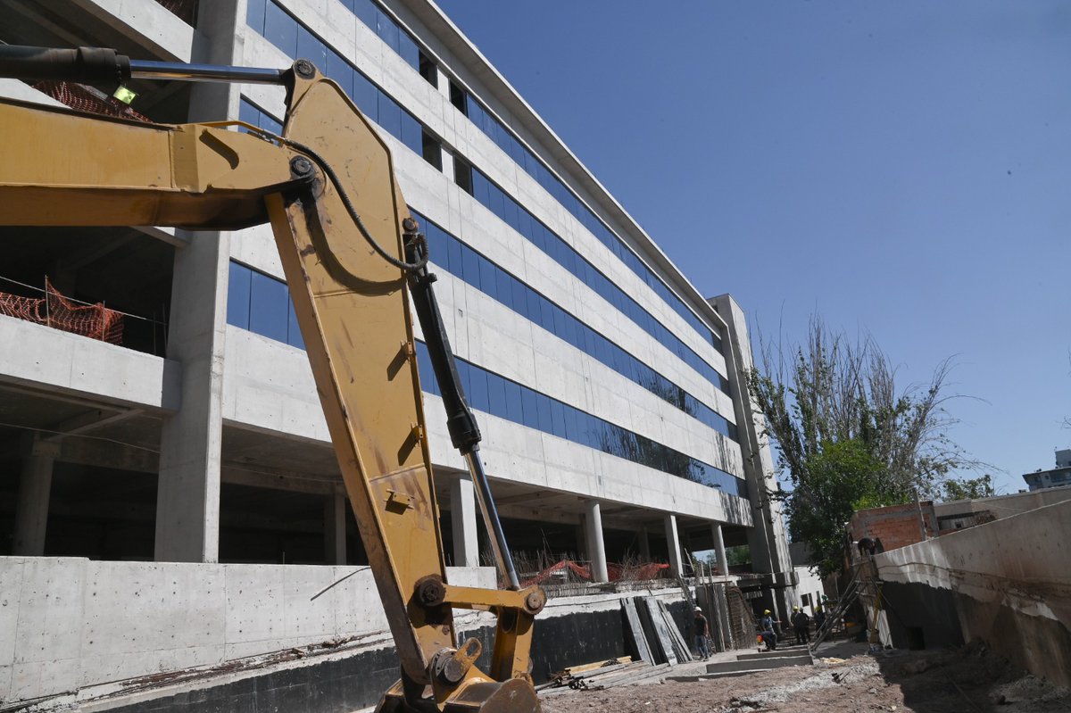 diegocostarelli's tweet photo. 🏥El nuevo Sanatorio de la Trinidad Mendoza está en Godoy Cruz y será una realidad. Visitamos esta gran obra de Galeno, que contará con 4 pisos y estará preparada para atender casos de alta complejidad médica. https://t.co/3SflwrzOKT
