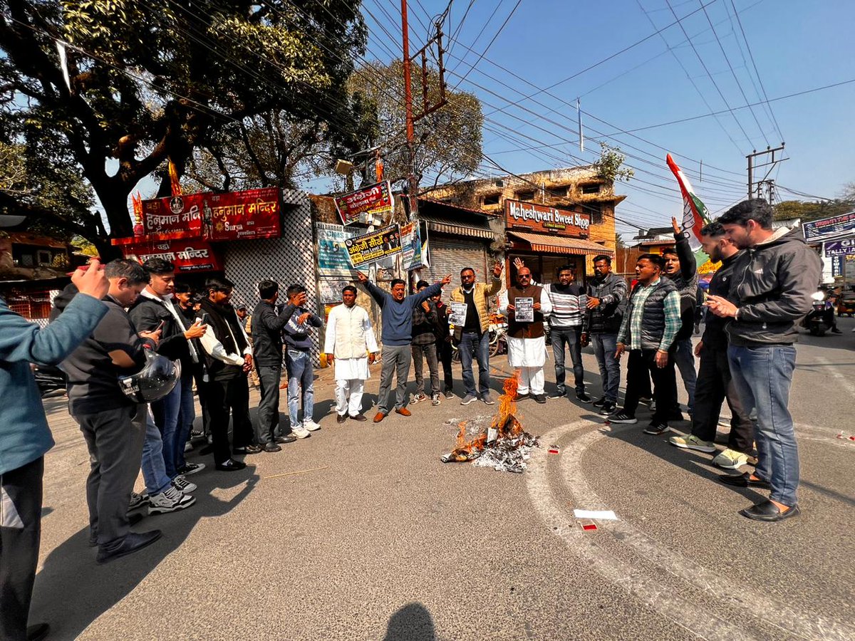 IYC's tweet photo. चुनावी बॉन्ड पर रिश्वतखोर BJP बेनकाब,
सुप्रीम कोर्ट ने योजना बंद कर किया हिसाब!

📍देहरादून युवा कांग्रेस द्वारा मोदी सरकार के भ्रष्टाचार के खिलाफ विरोध प्रदर्शन!

#DemocracyUnderAttack https://t.co/3DBKjloKdu