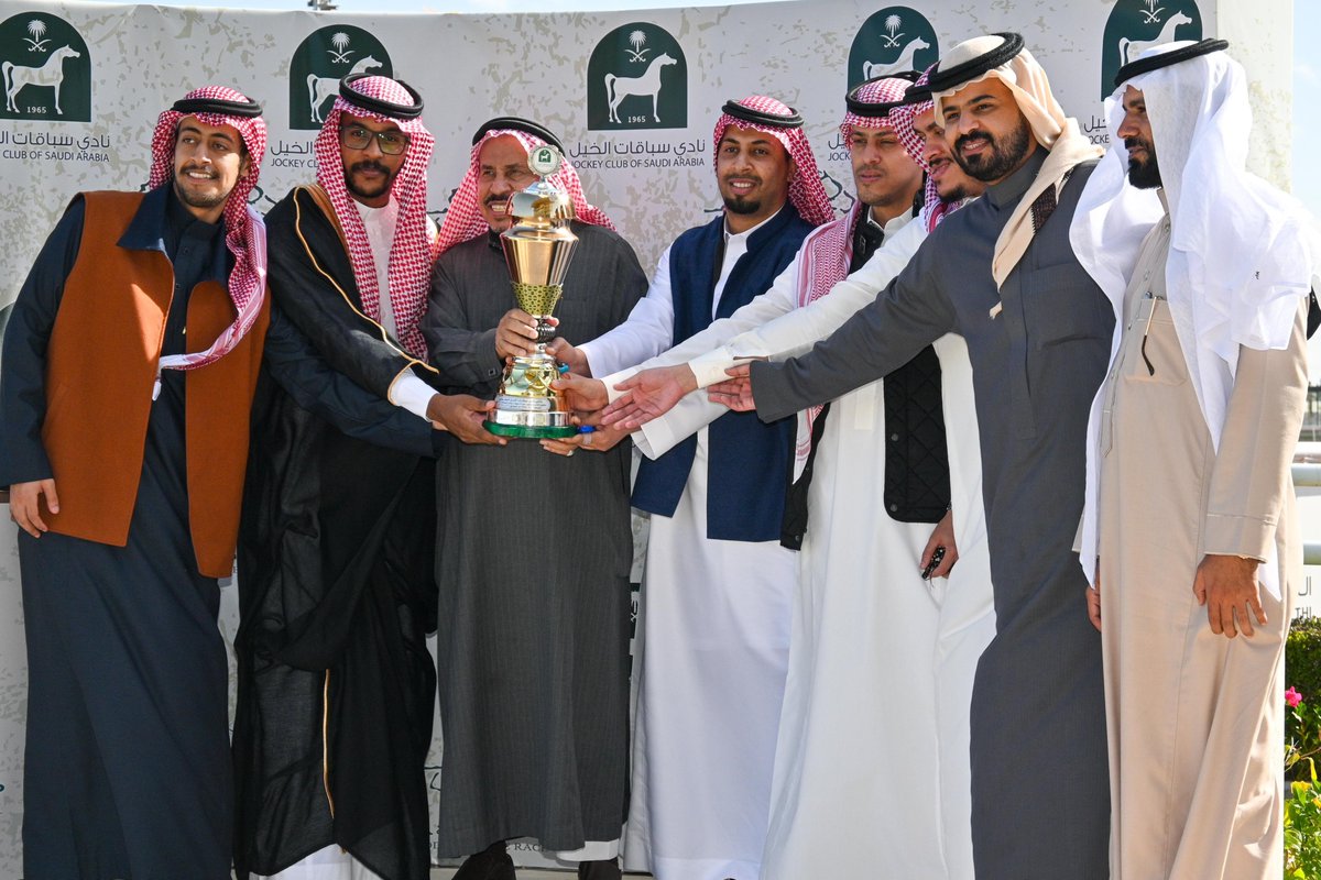 eqc_jed's tweet photo. نفخر بتقديم كأس نادي سباقات الخيل السعودي 🏆

 من قبل المشرف ا��عام لميدان سباقات الخيل بجدة أ/سلطان مجرشي إلى الفائز المالك/ تركي عبد العزيز السهلي

#موسم_سباقات_جدة https://t.co/ny2ny8tVbe