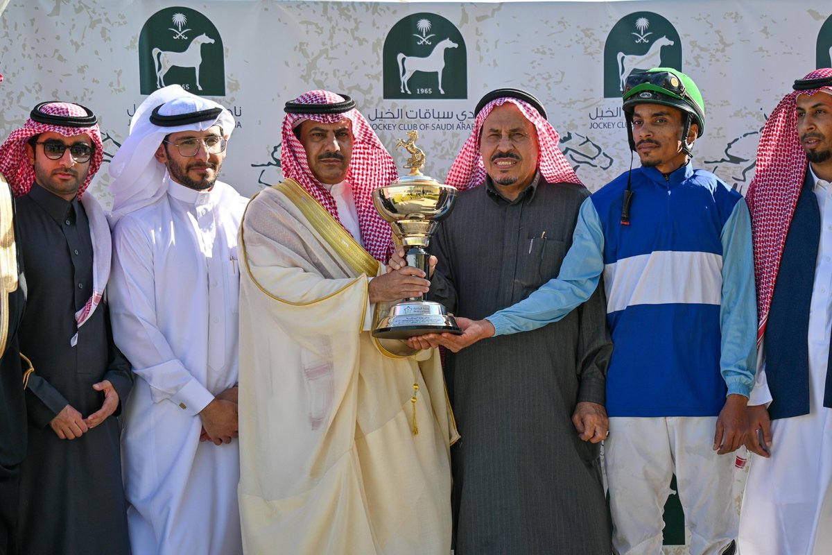 eqc_jed's tweet photo. نفخر بتقديم كأس وزارة الرياضة 🏆

 من قبل مدي�� عام فرع وزارة الرياضة بمنطقة مكة المكرمة /عبدالعزيز بن محمد بن عبود والمشرف العام لسباقات جدة أ/سلطان مجرشي إلى الفائز المالك / تركي عبدالعزيز السهلي

#موسم_سباقات_جدة https://t.co/zjAYVfBchq