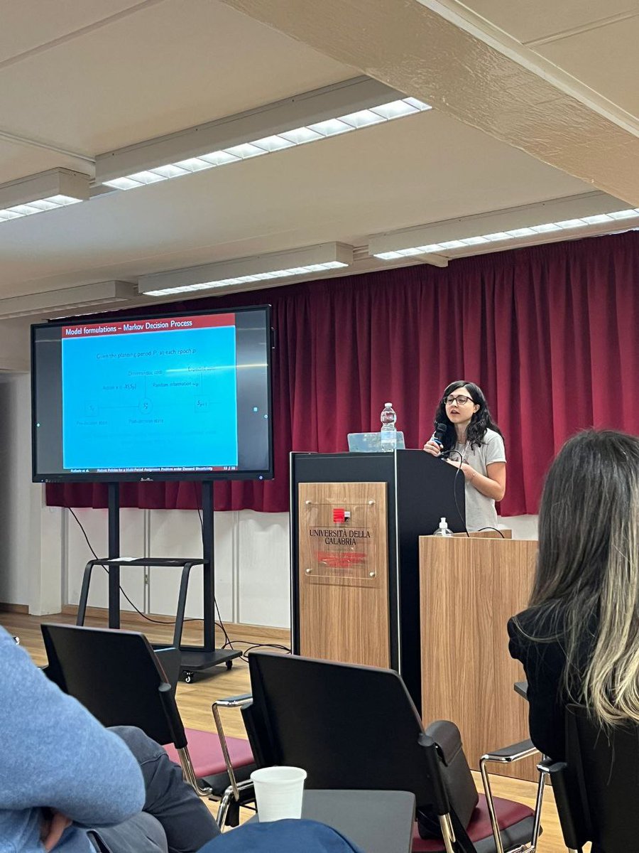 #8AYW #Day3 #DynamicUncertainOptimization
<a href="/AliceRaffaele1/">Alice Raffaele</a> combines stochastic dynamic programming with robust optimization to tackle a multi-stage assignment problem with uncertain demand to minimize fleet sizing and customer inconvenience costs #orms