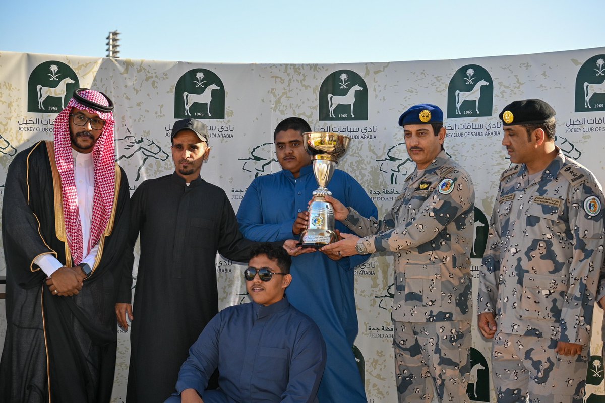 eqc_jed's tweet photo. نفخر بتقديم كأس حرس الحدود السعودي 🏆

 من قبل مساعد قائد منطقة مكة المكرمة اللواء بحري/ محمد بن علي الشهري والمشرف العام لسباقات جدة أ/سلطان مجرشي إلى الفائز المالك / حسين علي العذيقي

#موسم_سباقات_جدة https://t.co/jUoctVpkeL