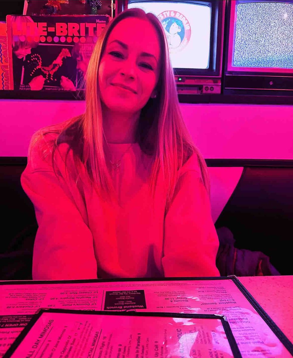 Got that #FridayFeeling 🍦💖 #DonsTvRepair 📺 is open 5pm-10pm 🤘🍹🥤🍔

📸: <a href="/denise_ogren/">Denise Ogren</a>