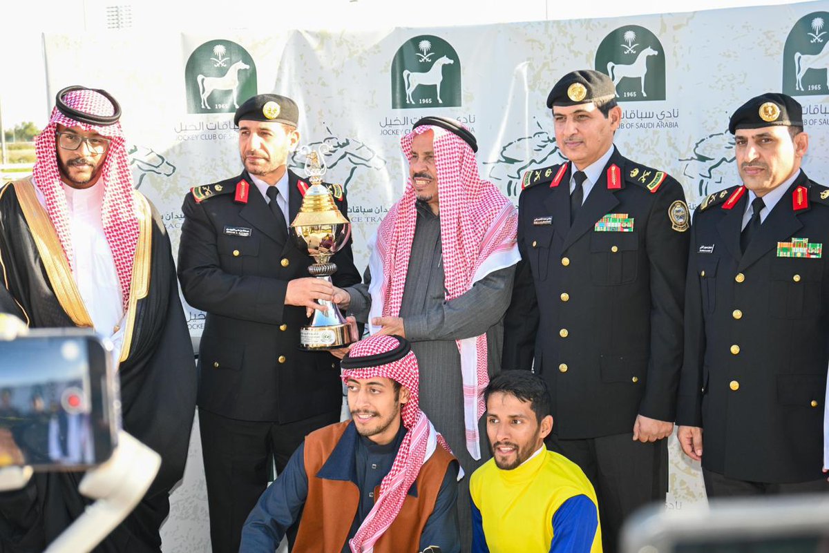 eqc_jed's tweet photo. نفخر بتقديم كأس وزارة الحرس الوطني 🏆

 من قبل وكيل الحرس الوطني للقطاع الغربي/ اللواء ركن عبد الله بن علي التويجري والمشرف العام لسباقات جدة أ/سلطان مجرشي إلى الفائز المالك / عبد العزيز معلا السهلي

#موسم_سباقات_جدة https://t.co/Zc9ELGjosu