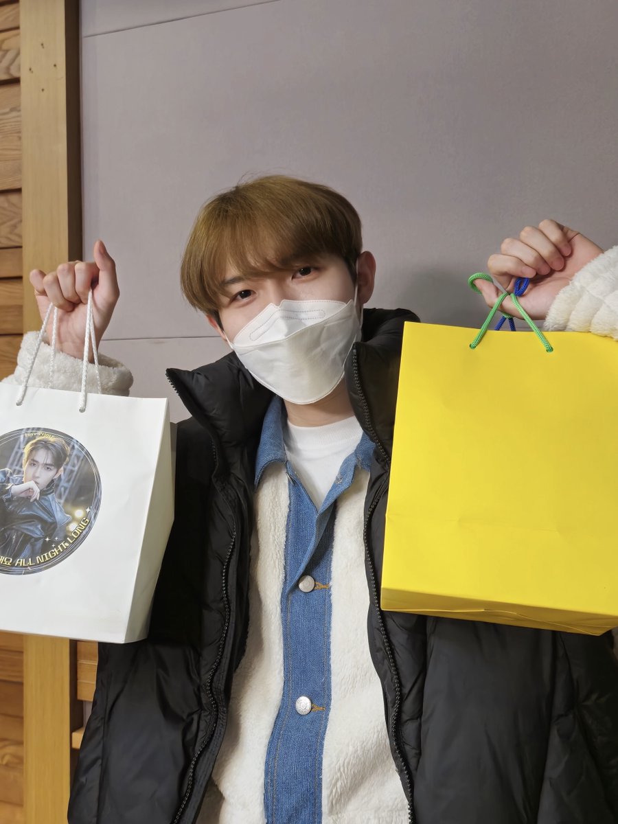 KJH_officialtwt's tweet photo. [#째니의발자국🐾] Mnet 빌드업 &amp; MBC FM4U GOT7 영재의 친한친구 '스페셜 DJ'

밤의 요정 짼DJ와 함께하며 꿈만 같았던 4일🌙 예쁜 추억 쌓아줘서 고마워요 윈드🍃

#김재환 #KIMJAEHWAN https://t.co/4VDV1GWfoN
