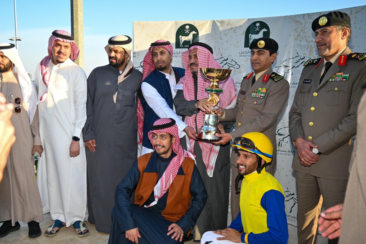 eqc_jed's tweet photo. نفخر بتقديم كأس وزارة الداخلية 🏆

 من قبل مدير شرطة المنطقة/ اللواء صالح الجابري والمشرف العام لسباقات جدة أ/سلطان مجرشي إلى الفائز المالك / عبدالعزيز معلا السهلي

#موسم_سباقات_جدة https://t.co/bFRVi6UOdt