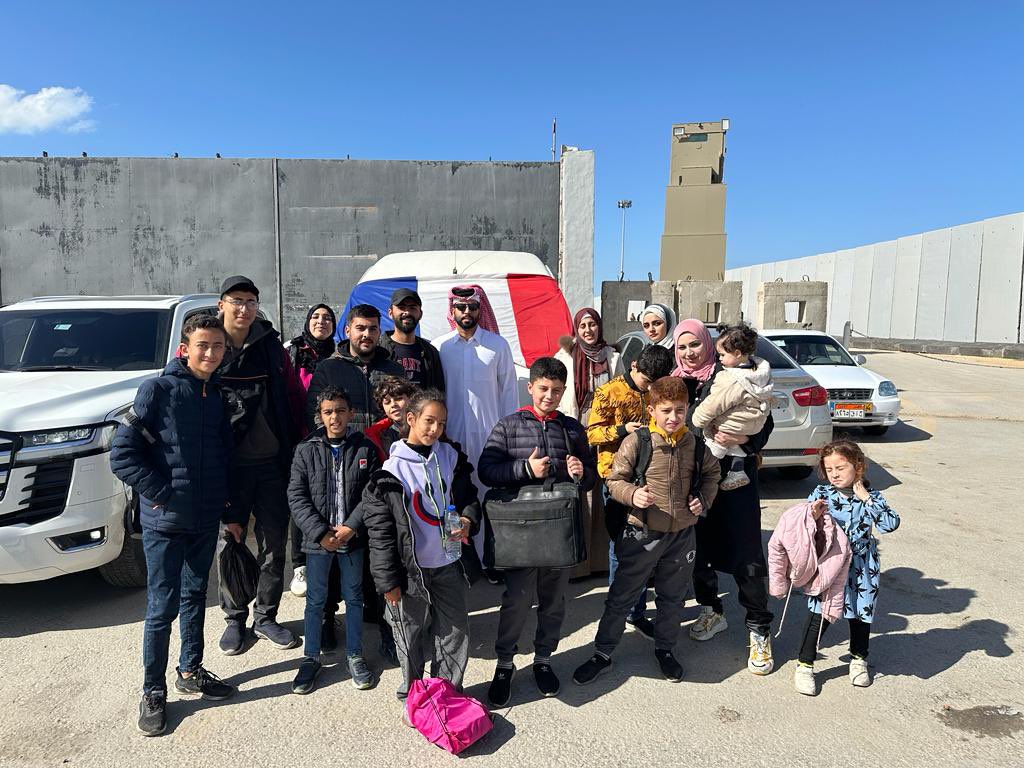 QatarEmb_Cairo's tweet photo. من قلب مدينة العريش المصرية يتابع السيد / حمد غانم الهاجري - سكرتير ثاني ، ممثلا عن سفارة #قطر 🇶🇦بالقاهرة ، جهود اجلاء إجلاء حملة الجنسيات الأجنبية ضمن جهود دولة قطر الإنسانية وتعاونها الوثيق مع الدول الشقيقة والصديقة  وبالتنسيق مع الشقيقة مصر لإجلاء رعاياها الراغبين في مغادرة قطاع غزة.
 
وعلى مدار الساعة نتابع عن كثب وتتضافر جهود الجميع من اجل ضمان استمرار عملية تدفق المساعدات الإنسانية  القطرية من معبر رفح  للأشقاء الفلسطينيين في هذا الظرف الانساني الاستثنائي
@MofaQatar_AR 
@TariqAlAnsari01