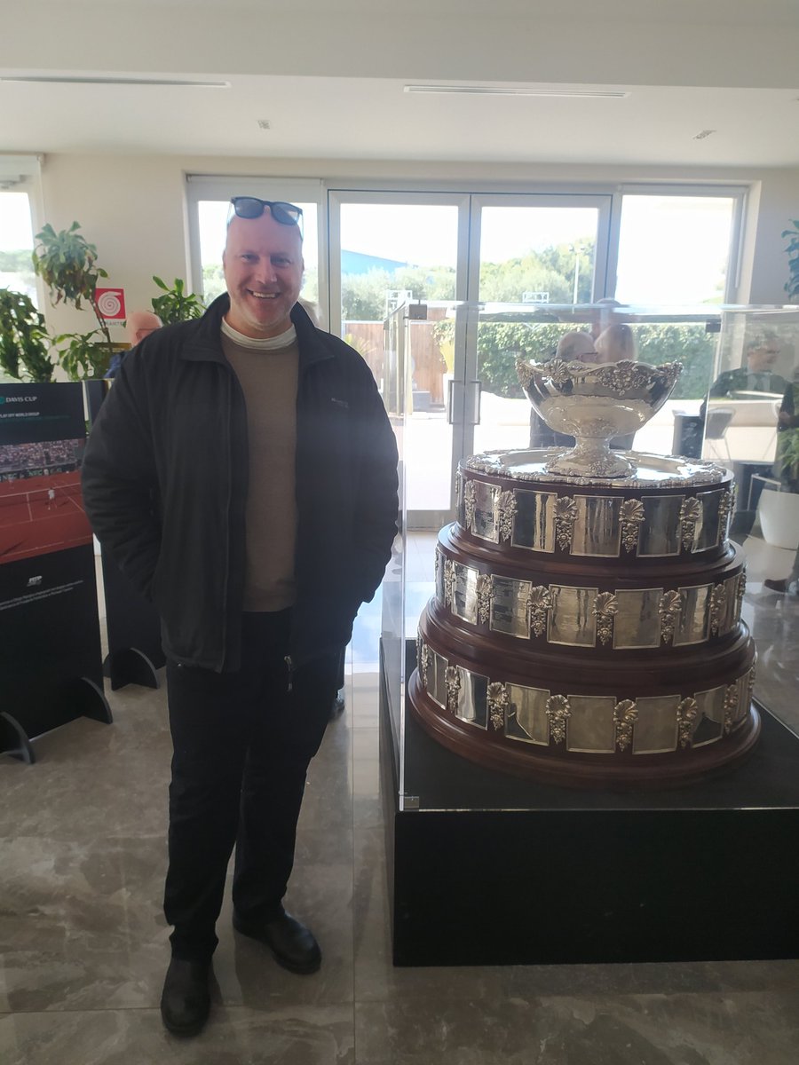 TRAVERSA's tweet photo. La #CoppaDavis in Puglia e da ieri fa bella mostra di sé nel capoluogo É in esposizione nel Circolo tennis #Bari, quello che ha ospitato le sfide mondiali vincenti degli azzurri in 2 delle 4 occasioni nelle quali si è giocato e vinto #micheletraversagiornalista #lsdmagazine_real https://t.co/5aJNR6vXzy