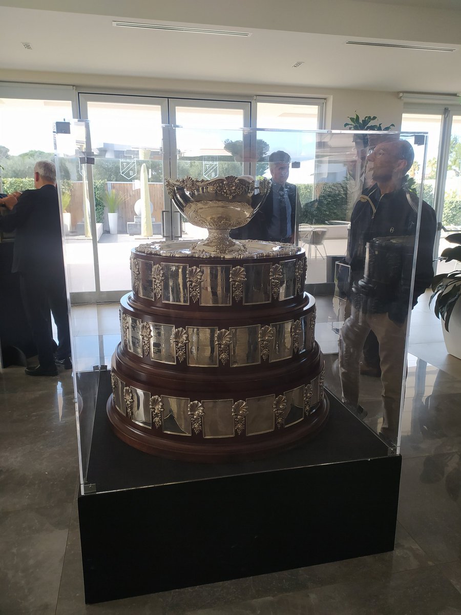 TRAVERSA's tweet photo. La #CoppaDavis in Puglia e da ieri fa bella mostra di sé nel capoluogo É in esposizione nel Circolo tennis #Bari, quello che ha ospitato le sfide mondiali vincenti degli azzurri in 2 delle 4 occasioni nelle quali si è giocato e vinto #micheletraversagiornalista #lsdmagazine_real https://t.co/5aJNR6vXzy