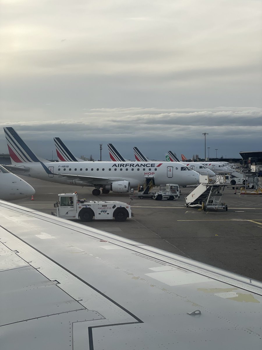 logo_lo's tweet photo. QUELQUES Embraer 190 à LYS aujourd’hui https://t.co/1FDIAG6tiN