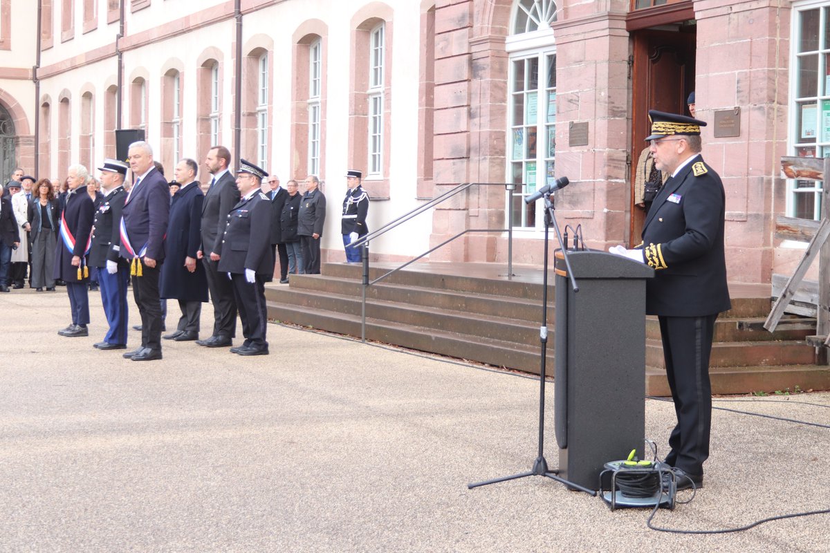 Prefet68's tweet photo. Cérémonie 🇫🇷
👮‍♂️👮‍♀️ Thierry Queffélec @Prefet68 a présidé aujourd'hui à #Colmar la cérémonie départementale d'hommage aux héros de la #Gendarmerie, en présence des élus et des autorités civiles et militaires du département. https://t.co/QwAJsG6Wqd