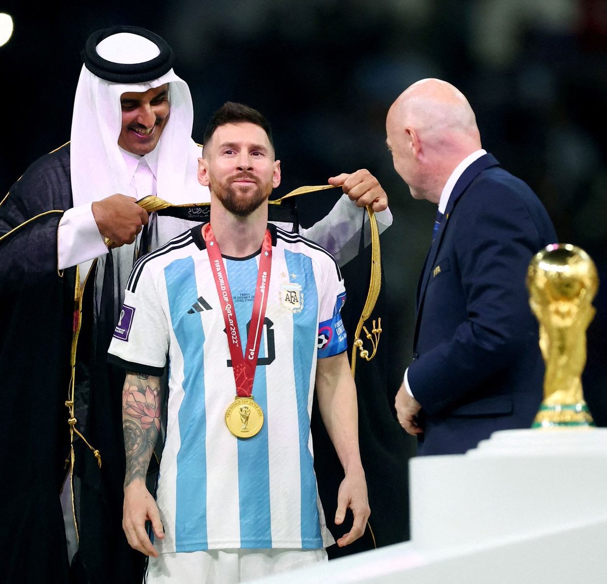 ElInmortal____'s tweet photo. Qatar fue elegida sede del Mundial en 2010

En 2010 Qatar elige al Barça d Messi para publicitar "Qatar Fundation"

Más tarde Qatar compraría el PSG y ficharía a Messi

Y en Qatar 22 la Argentina de Messi (y PSG) tiene récord de penaltis y gana la Copa

¿Casualidades? No lo creo. https://t.co/GhRyngViut