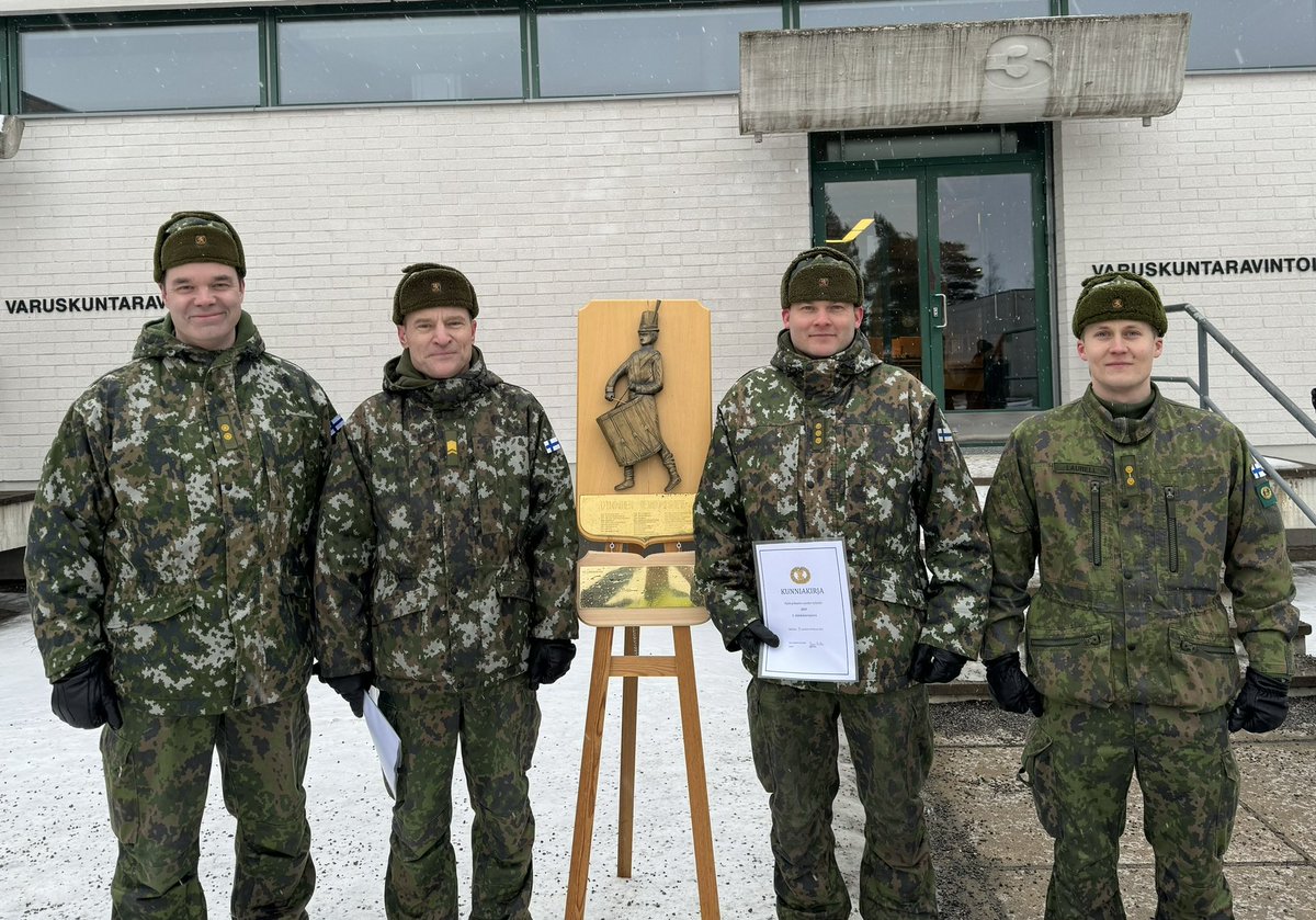 Juhlapäivä, oman joukko-osaston vuosipäivä. Sen kunniaksi palkittiin #porpr vuoden työpiste. Palkinnon vei #3jk jonka päällikkö, varapäällikkö ja vääpeli kuvassa hymyilevät. Ja ylpeä komentaja. #pohmjp