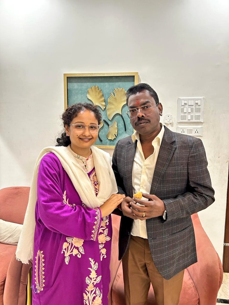 झामुमो कार्यकारी अध्यक्ष श्री हेमन्त सोरेन जी की पत्नी श्रीमती कल्पना मुर्मू सोरेन जी ने झारखण्ड सरकार में मंत्री पद की शपथ लेने के लिए अनुज श्री <a href="/BasantSorenMLA/">Basant Soren</a> जी को हार्दिक बधाई और  शुभाशीष दी।
<a href="/HemantSorenJMM/">Hemant Soren</a> 
<a href="/ChampaiSoren/">Champai Soren</a>