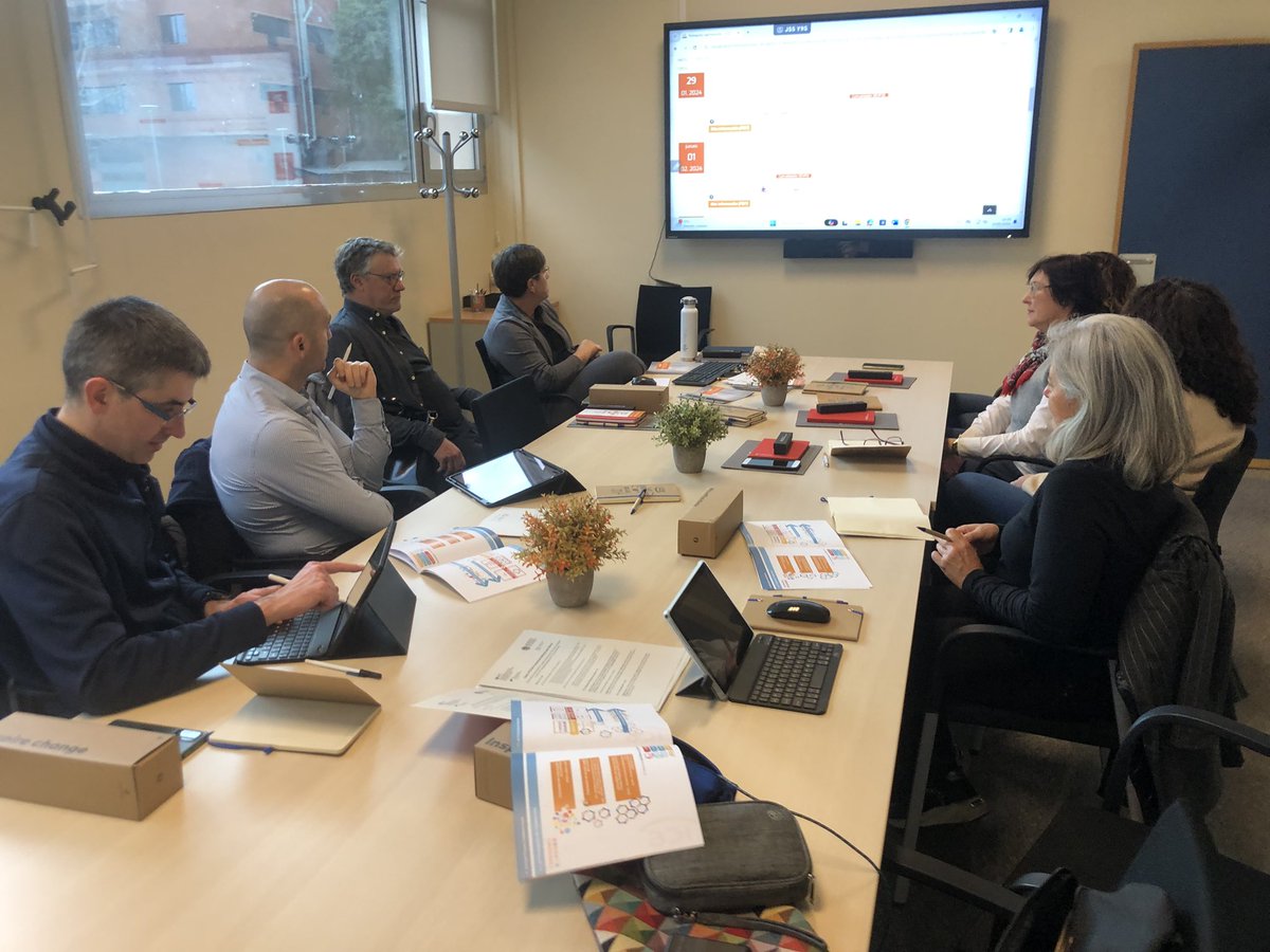 uvic_cife's tweet photo. Els vicerectorats de professorat, d’ordenació acadèmica i el @uvic_cife hem visitat l’@ice_upv. Una productiva trobada on hem conegut com treballen el desenvolupament professional docent,la innovació educativa i la recerca en educació amb el seu PDI. Molt agraïts per l’acollida! https://t.co/McogLJlDvb
