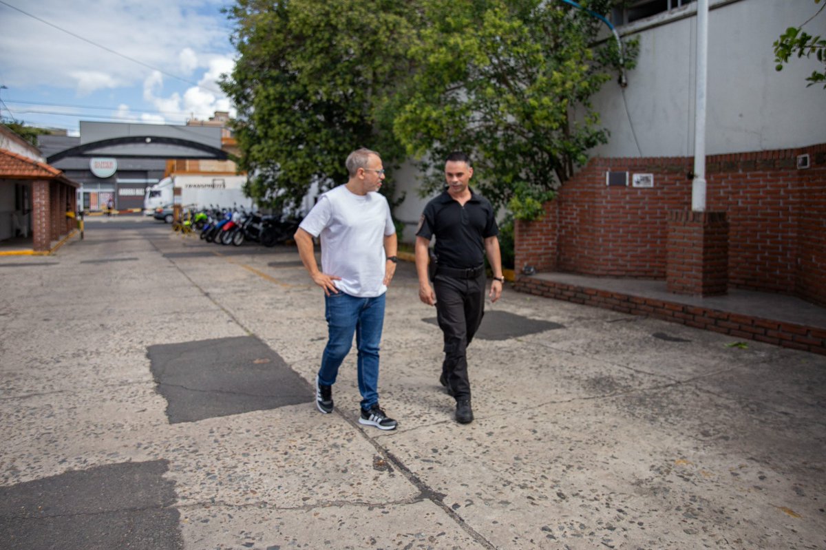 dievalen's tweet photo. Hoy estuve visitando la nueva sede de la UTOI en Tres De Febrero sobre la avenida San Martín. Pusimos en valor este lugar que fue la escuela de la policía local, para que puedan alojarse los efectivos que ayudan en la prevención en nuestro municipio. https://t.co/XJHwKrWEJz
