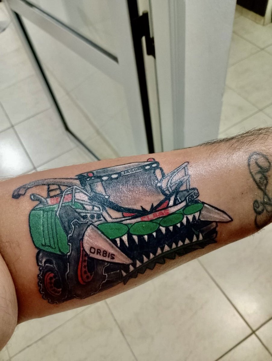 CLAAS_Argentina's tweet photo. ¿Esto es real? 😱 100% real. Alex es un integrante de la #FamiliaCLAAS en Oncativo y hoy nos sorprendió con esto en su piel 😍💚 https://t.co/VROBwwvhAd