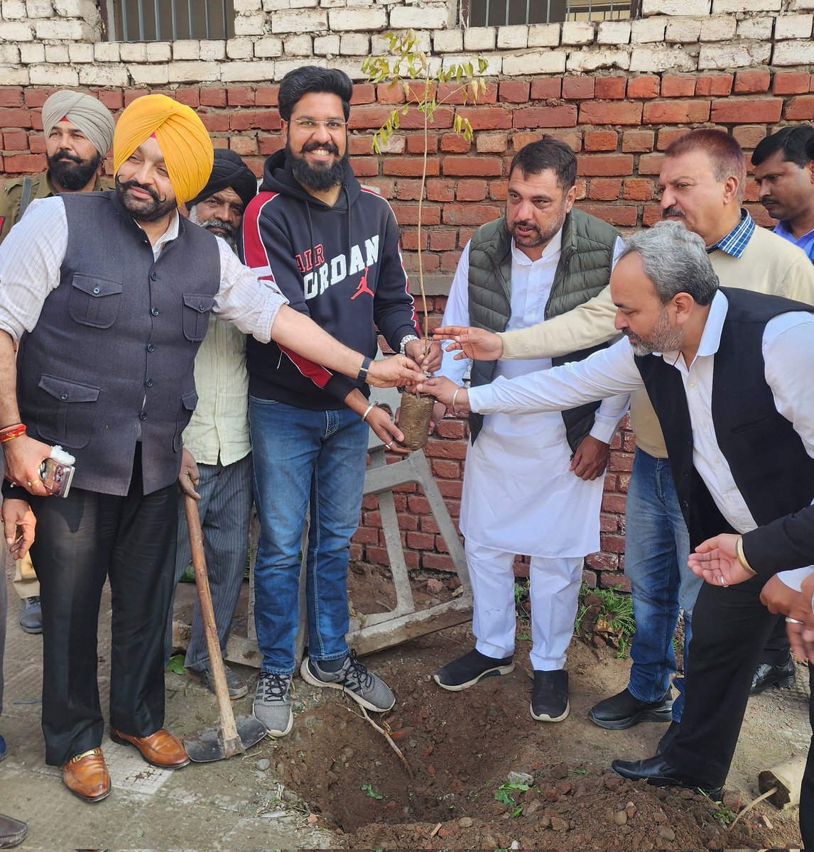 With the only intention to bring back the Biodiversity we are losing day by day, <a href="/SaluteTheTrees/">Salute_The_Trees_Trust</a> team planted 21 more native Trees yesterday to pay tribute to the Indian soldiers we lost in the Pulwama attack of 2019🌿
#एकपेड़शहीदोंकेनाम #Martyrs #indiansoldiers #treeplantation