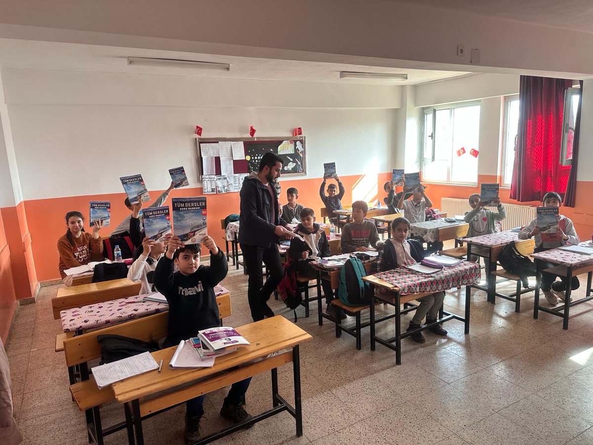 yeni_ilk's tweet photo. Kurtalan Kaymakamımız ve
Belediye Başkan vekilimiz 
Sayin Samet SERiN'e eğitim- öğretime verdiği katkılardan dolayı
teşekkür ederiz. @KrtlnKymkmlk  @KurtalanMem  @faypol56  @MuzafferUur11 https://t.co/A4uKmh7PMp
