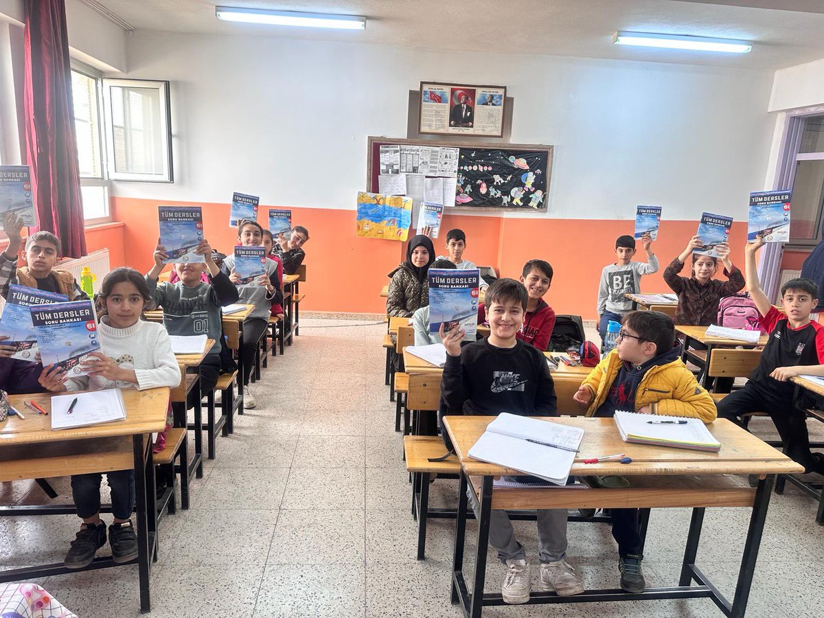 yeni_ilk's tweet photo. Kurtalan Kaymakamımız ve
Belediye Başkan vekilimiz 
Sayin Samet SERiN'e eğitim- öğretime verdiği katkılardan dolayı
teşekkür ederiz. @KrtlnKymkmlk  @KurtalanMem  @faypol56  @MuzafferUur11 https://t.co/A4uKmh7PMp