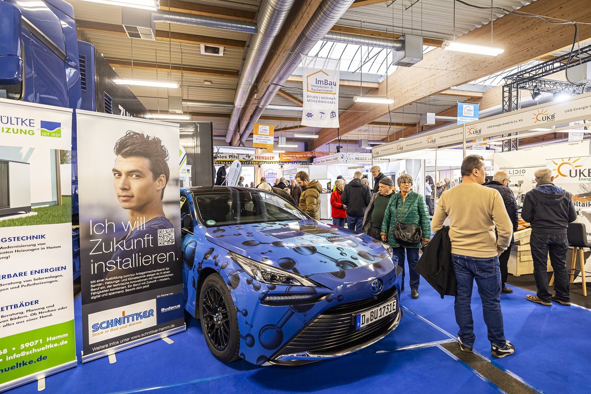 hamm_stadt's tweet photo. Die Immobilien- und Baufachmesse "#ImBau" 🔨🏗🏠🪚 in den #Zentralhallen ist offiziell eröffnet. Bis Sonntag könnt ihr euch hier rund um die Themen Bauen, Renovieren, Sanieren, Wohnen und Finanzieren informieren und beraten lassen. Alle Infos auf: https://t.co/txpHLdL2zz https://t.co/KWGfUn7Kzv
