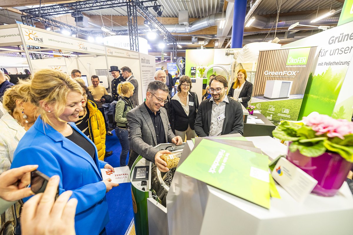 hamm_stadt's tweet photo. Die Immobilien- und Baufachmesse "#ImBau" 🔨🏗🏠🪚 in den #Zentralhallen ist offiziell eröffnet. Bis Sonntag könnt ihr euch hier rund um die Themen Bauen, Renovieren, Sanieren, Wohnen und Finanzieren informieren und beraten lassen. Alle Infos auf: https://t.co/txpHLdL2zz https://t.co/KWGfUn7Kzv