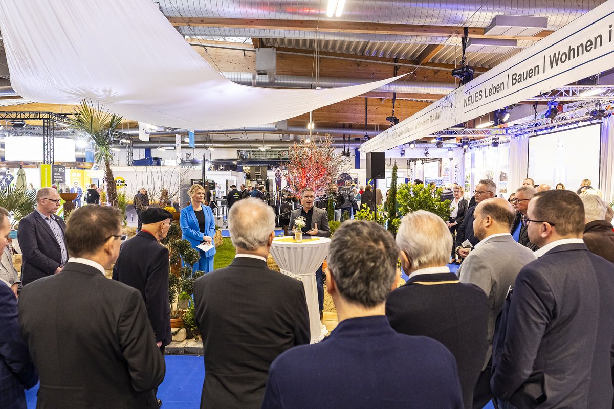 hamm_stadt's tweet photo. Die Immobilien- und Baufachmesse "#ImBau" 🔨🏗🏠🪚 in den #Zentralhallen ist offiziell eröffnet. Bis Sonntag könnt ihr euch hier rund um die Themen Bauen, Renovieren, Sanieren, Wohnen und Finanzieren informieren und beraten lassen. Alle Infos auf: https://t.co/txpHLdL2zz https://t.co/KWGfUn7Kzv