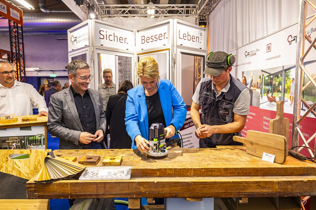 hamm_stadt's tweet photo. Die Immobilien- und Baufachmesse "#ImBau" 🔨🏗🏠🪚 in den #Zentralhallen ist offiziell eröffnet. Bis Sonntag könnt ihr euch hier rund um die Themen Bauen, Renovieren, Sanieren, Wohnen und Finanzieren informieren und beraten lassen. Alle Infos auf: https://t.co/txpHLdL2zz https://t.co/KWGfUn7Kzv