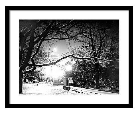 Frost at Midnight ❄️ US Capitol Washington DC. This image is on many items in my shop, get it at:
fineartamerica.com/featured/frost…
#MoonWoodsShop #ArtForSale #AYearForArt #giftideas #BuyIntoArt #GiveArt #interiordesign #winter #blackwhite #WashingtonDC #nightshade  #photographylovers