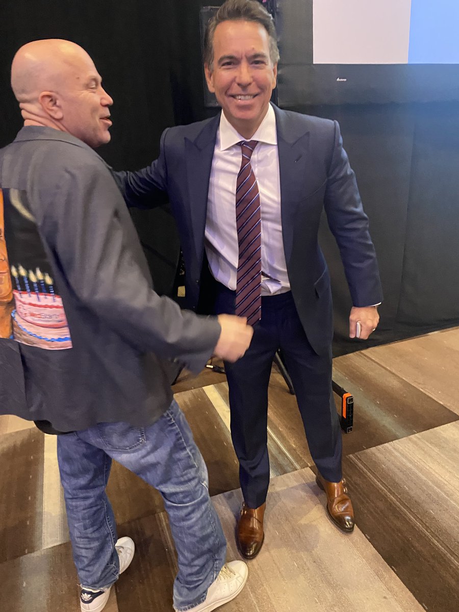 #Flying #ChestBump with @OrlandoBravoTB with #TheWalkingGallery @MedStartr and #Pinksocks On board 🤣🤣🤣 #inspiration #fund #PE Thanks @NYSComptroller for all you do