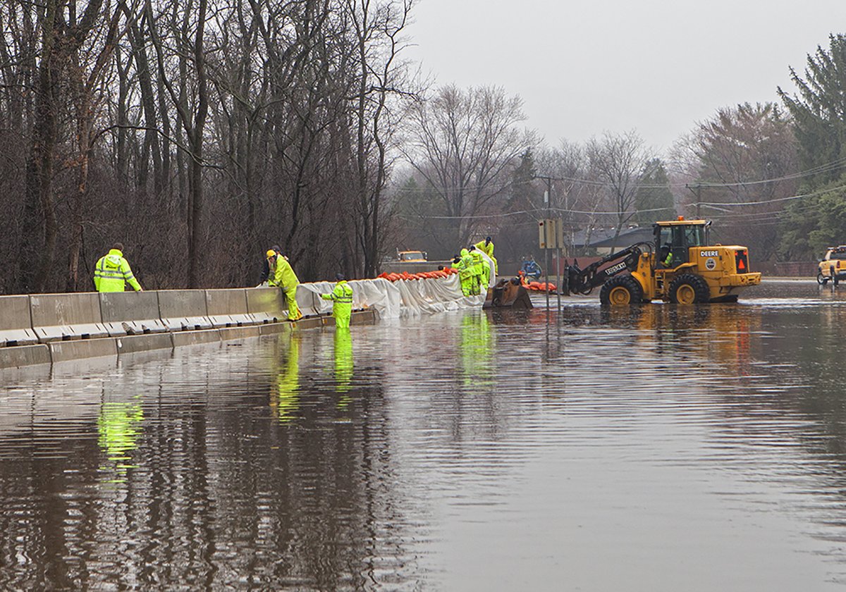 KencoAttachment's tweet photo. If the need 'arises' we have lifters in stock to help with water diversion.
#waterdiversion #flooding #liftheavyliftbig #kencoliftingattachments https://t.co/5E9qXuuhKq