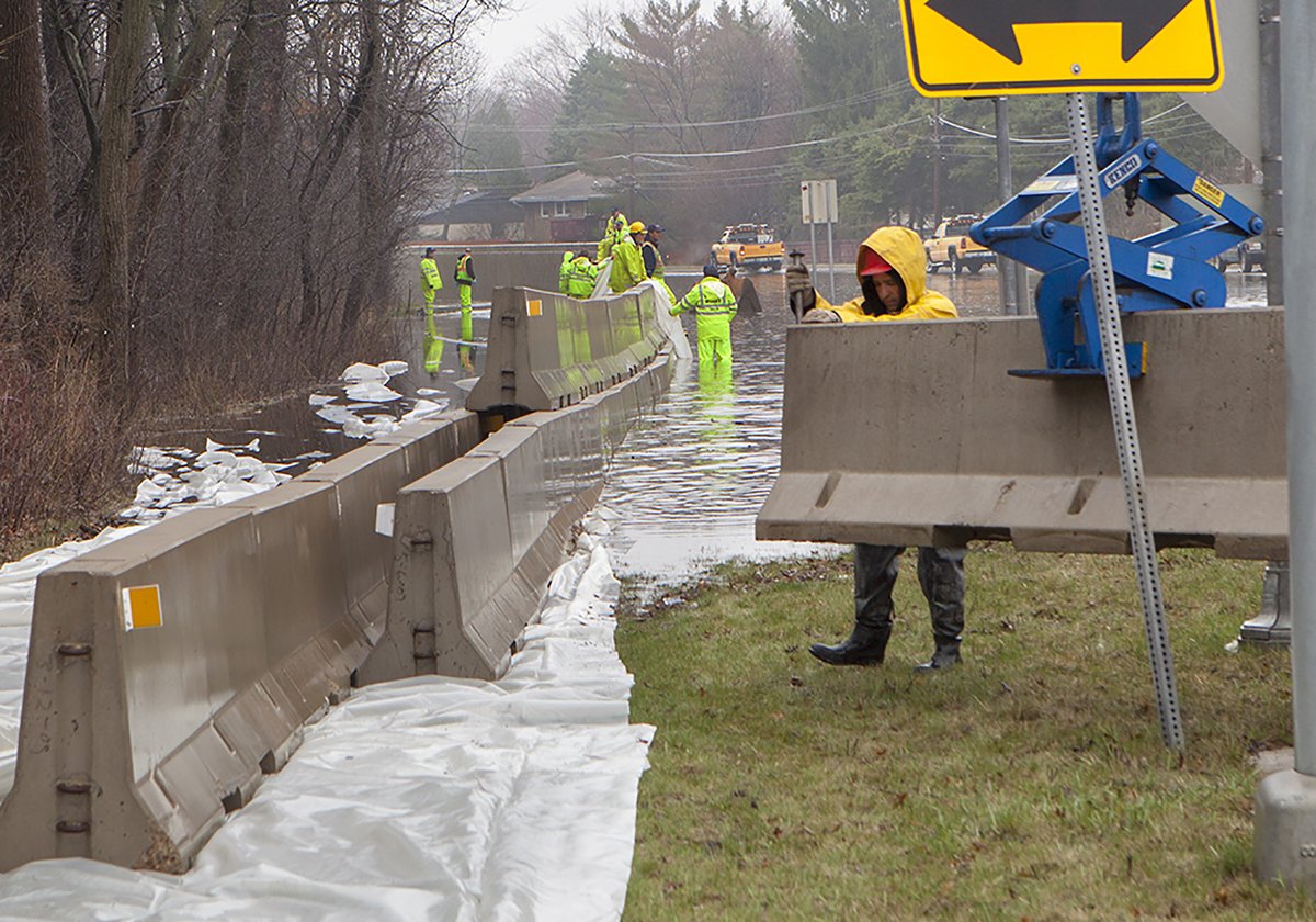 KencoAttachment's tweet photo. If the need 'arises' we have lifters in stock to help with water diversion.
#waterdiversion #flooding #liftheavyliftbig #kencoliftingattachments https://t.co/5E9qXuuhKq