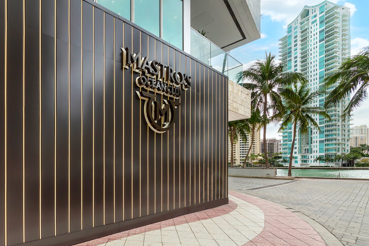 Welcome to Mastro's Ocean Club Miami.🌴 Where unrivaled waterfront dining meets a celebration of taste and luxury. Book your experience now: bit.ly/3UJ2FRE