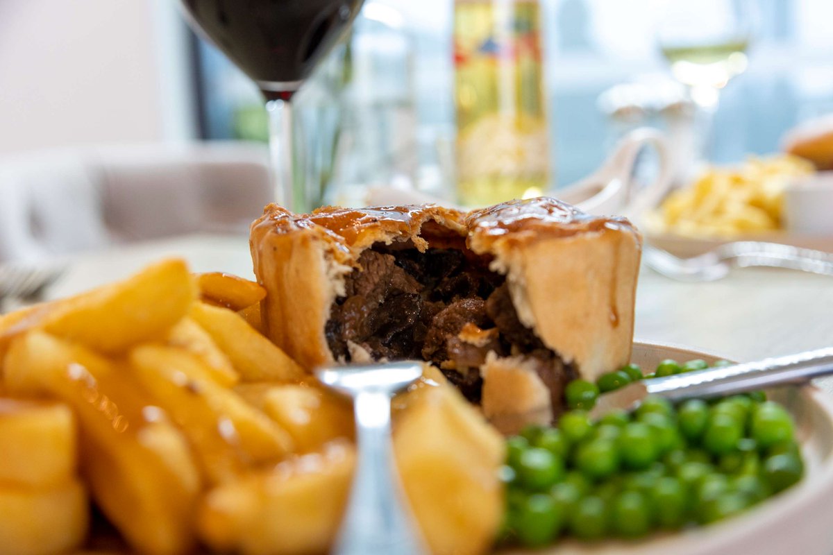 Pie, chips, peas and gravy are a must after a round of golf. Do you agree? 🥧