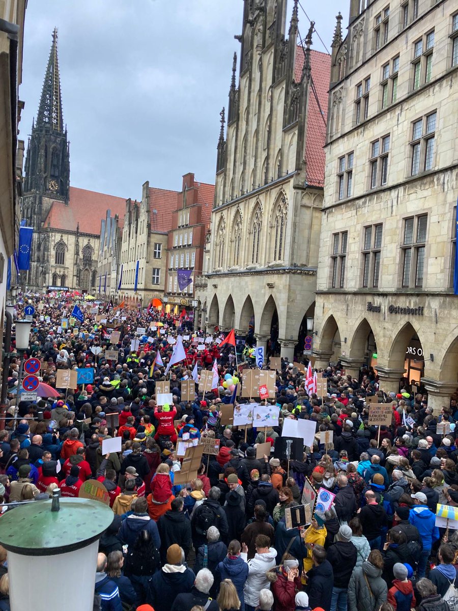 In Münster hat die AfD heute im Rathaus ihren Neujahrsempfang. So sieht es in diesem Moment davor aus.