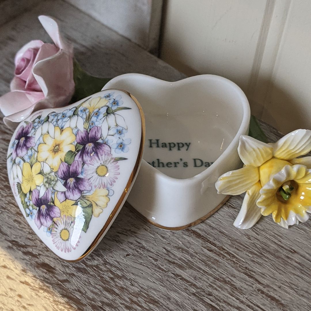 susanrosechina's tweet photo. When I first designed this little heart shaped trinket box for a #MothersDay #Gift I had no idea how popular it would become & it's all based on flowers from my garden & a few much loved flowers from my mother's garden #Sentwithlove https://t.co/EmZb5gdRg0 https://t.co/9vnuVLMWx2