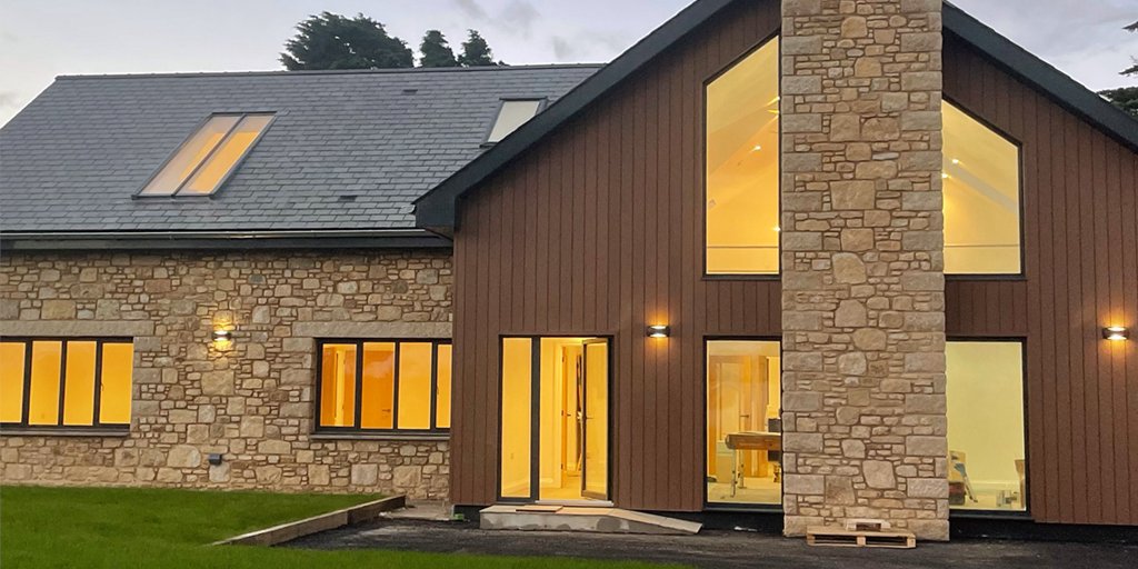Check out this home exterior that expertly pairs stonework with our Teak cladding. Top stuff! 👏👏
