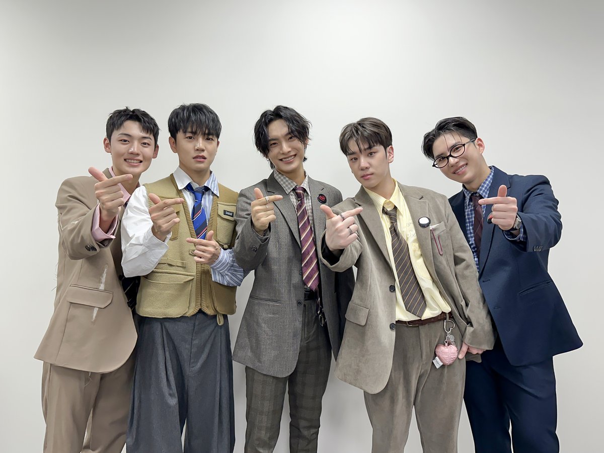 official_ACE7's tweet photo. [📸]

My Girl 제작 발표회(버스킹) 종료❗️

노래맛집 에이스 무한제공 실환가…
ㄴ네 실화입니다🫨

#ACE #에이스 #PETFLIX #펫플릭스
#에이스버스킹 #ACEBusking
#에이스마이걸 #ACEMyGirl https://t.co/UVFxg2gJmp