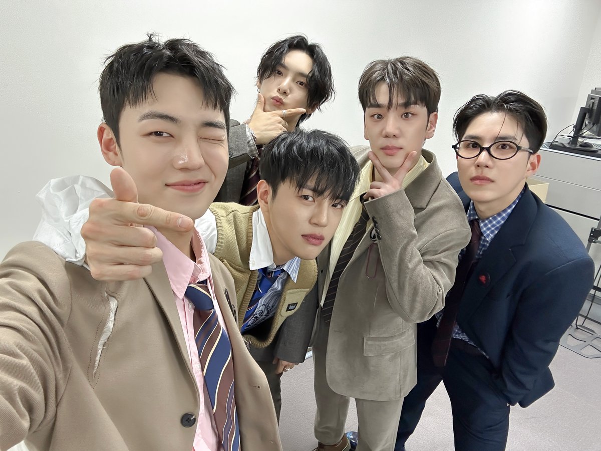 official_ACE7's tweet photo. [📸]

My Girl 제작 발표회(버스킹) 종료❗️

노래맛집 에이스 무한제공 실환가…
ㄴ네 실화입니다🫨

#ACE #에이스 #PETFLIX #펫플릭스
#에이스버스킹 #ACEBusking
#에이스마이걸 #ACEMyGirl https://t.co/UVFxg2gJmp