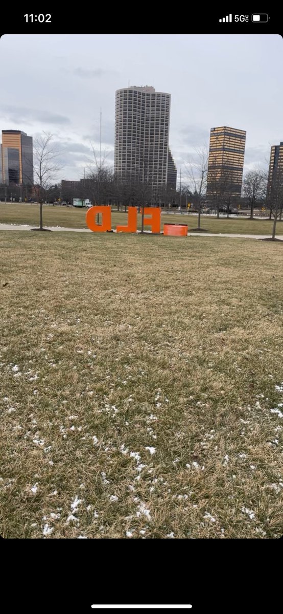 Wallahi_Genius's tweet photo. Community Service. 
I saw the S from the SFLD Southfield city emblem on the ground and instantly spring into action. 

I’m here to lift the Sity up 🥂 https://t.co/QtGAtn0IlO