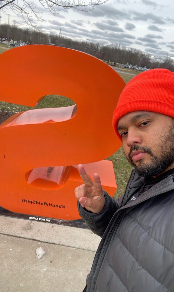 Wallahi_Genius's tweet photo. Community Service. 
I saw the S from the SFLD Southfield city emblem on the ground and instantly spring into action. 

I’m here to lift the Sity up 🥂 https://t.co/QtGAtn0IlO