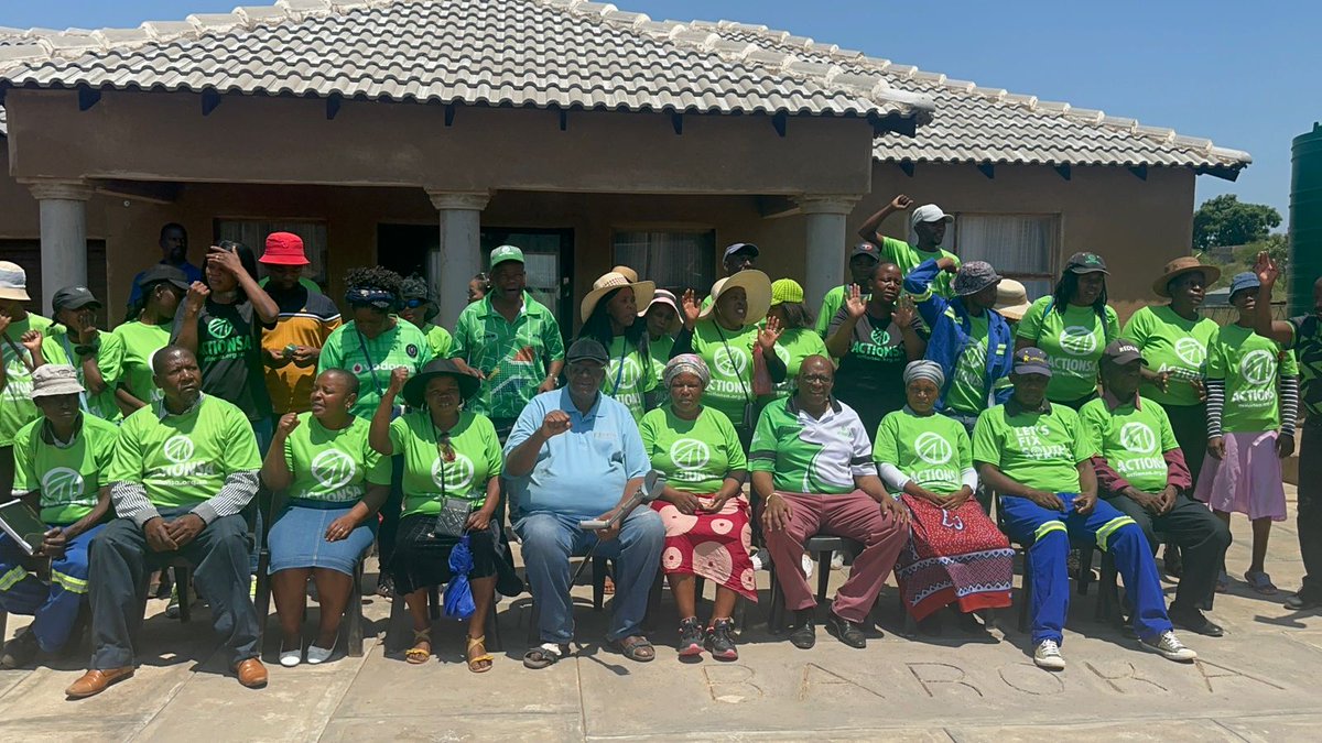LetsiriKgoshi's tweet photo. Winning over traditional council at Ga Ntake village, Sekhukhune region, Fetakgomo Tubatse local municipality. The area is full of Iron ore lying on the soil surface and we committed to linking them with investors https://t.co/MKqGupZxY1
