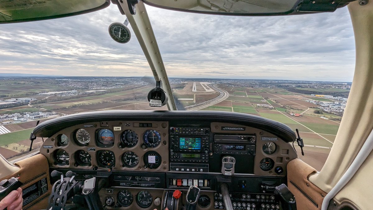 Bit of a childhood dream coming true. Me and my brother used to watch planes at our home airport as little kids, today we approached it ourselves  and had this special view. 🥹