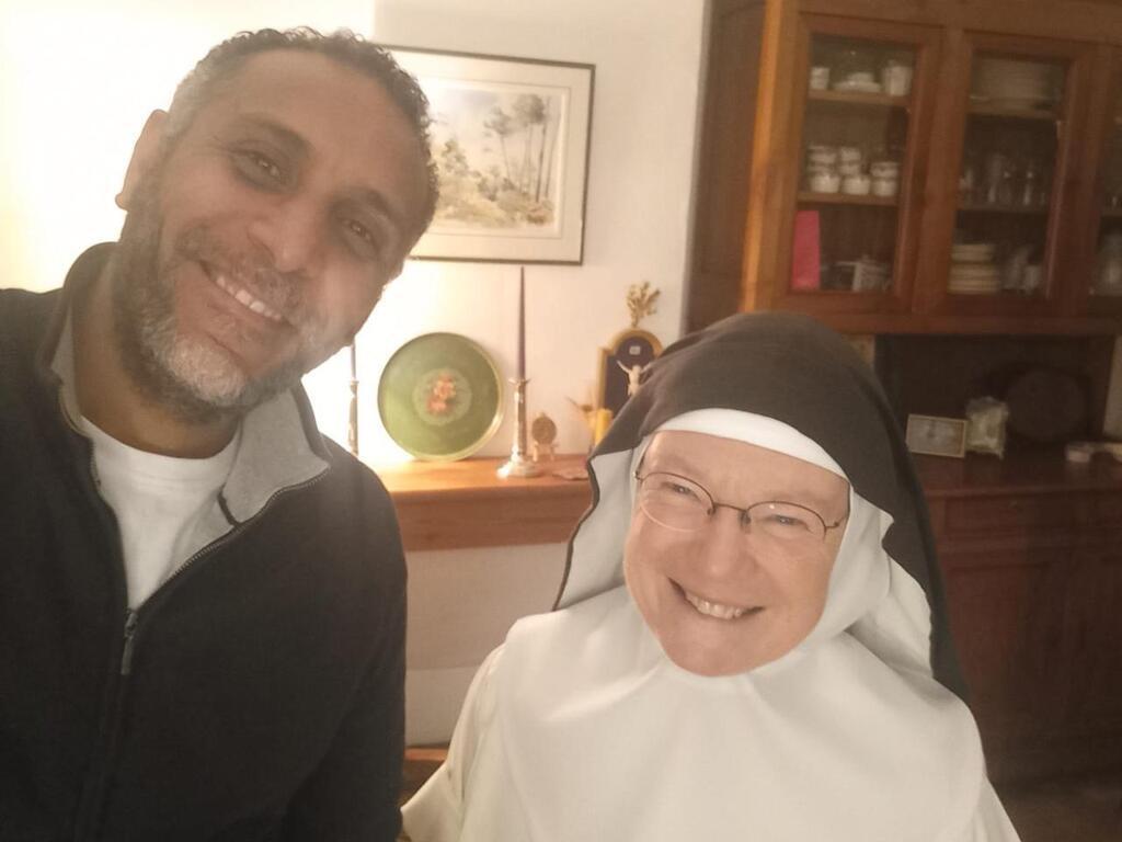 Tajmaat_Service's tweet image. 🇨🇵 FLASH - En raison de la grève des taxis à Nantes, une bonne sœur a raté son avion pour Toulouse où elle devait donner un rein en urgence à son frère.

Un trajet de la sorte en taxi coute 1600 euros, mais touché par la situation, Mounir Jouad, chauffeur de taxi d'origine…