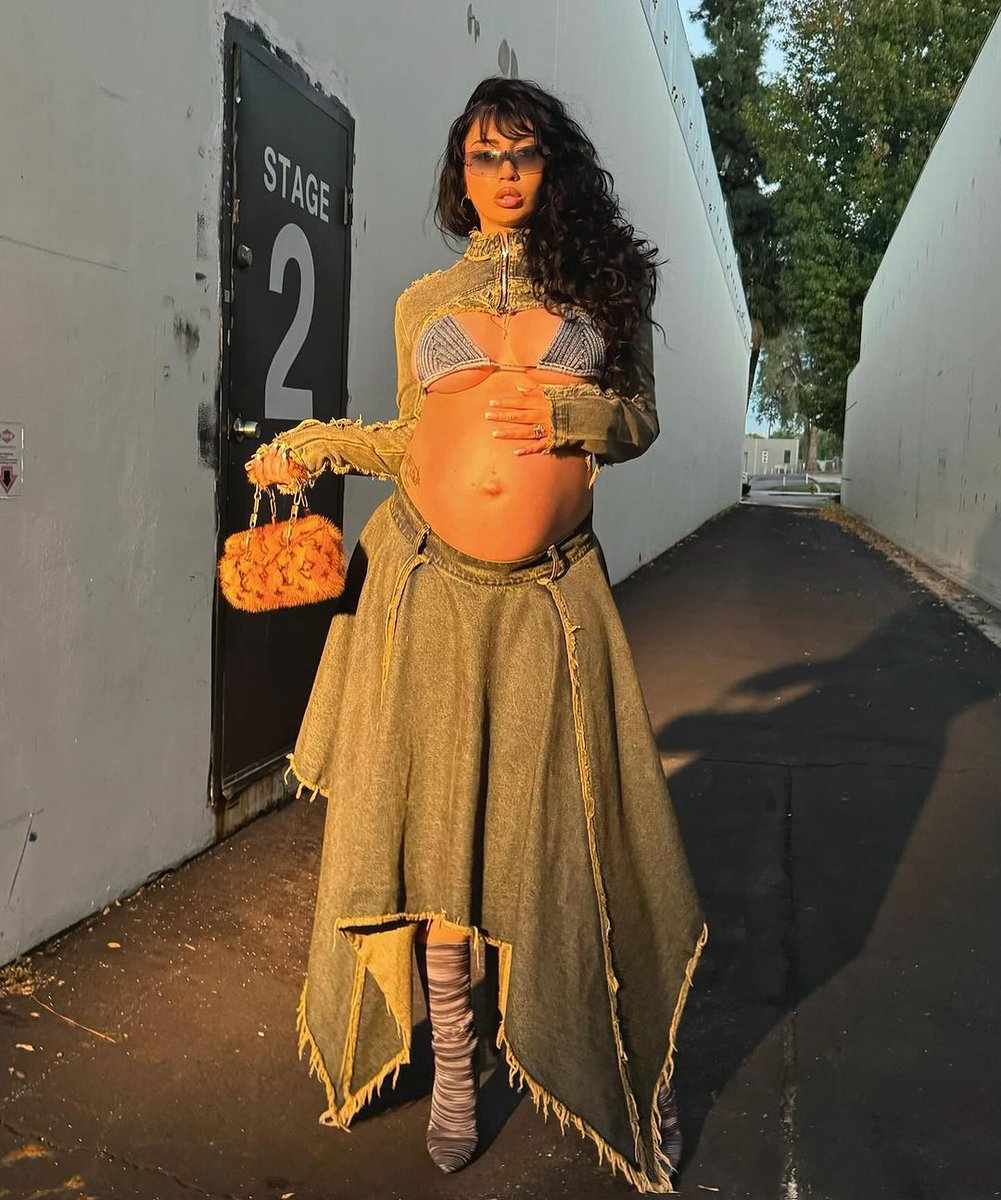 BravadoIntl's tweet photo. #stylespotlight: @kaliuchis's maternity style 🍼🌸✨

#kaliuchis #orquídeas #fashioninspo https://t.co/xWXqnZdsGx