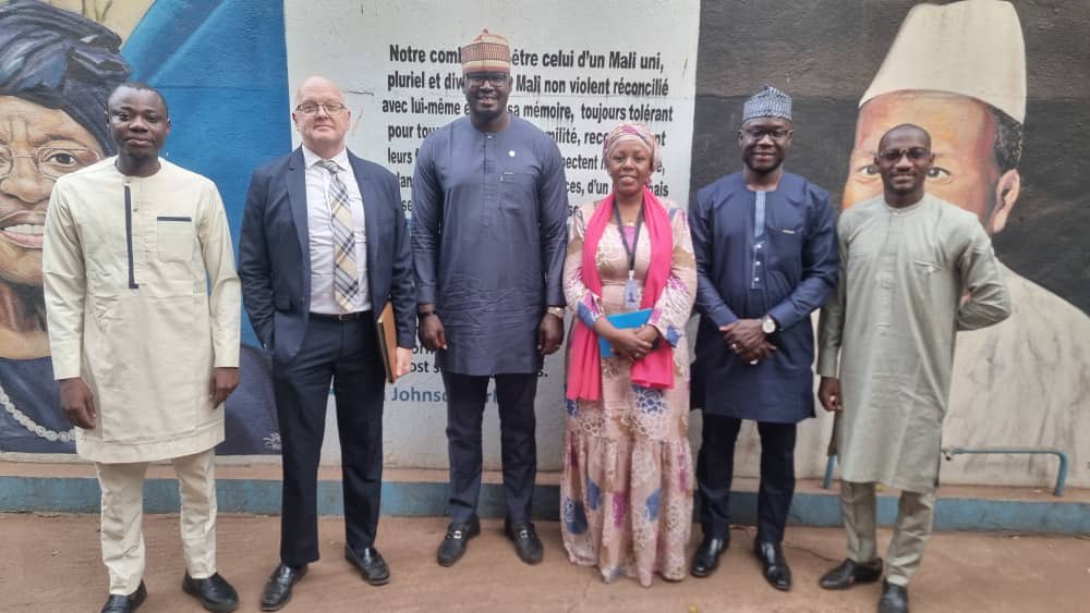 Rencontre au siège de <a href="/SahelInstitute/">Sahel Institute</a> avec #International_Republican_Institute <a href="/IRIglobal/">International Republican Institute</a>. Dans le cadre d’une visite de travail, j’ai reçu une équipe de #IRI, composée de <a href="/LeandreBanon/">Banon Leandre</a>, M. <a href="/berthino2008/">Aboudou Berthe</a>, M. #Gregory_Keens et Mme #Kadidiatou_SALL.
Dans une ambiance conviviale,