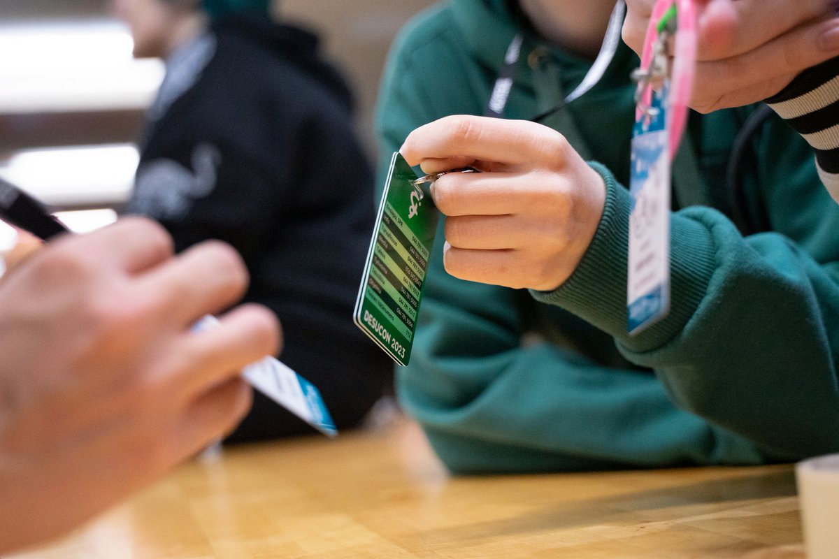 Haluaisitko sinä kantaa kesän Desuconissa kuutin tunnusmerkkiä eli työvoimabadgea? Muistathan, että työvoimahaku on auki ja päättyy sunnuntaina 3.3.

Hae työvoimaksi kompassissa: kompassi.eu/events/desucon…

Kuva: jesmoth